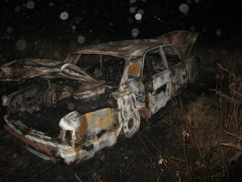 В Камышинском районе парни 19 и 17 лет украли автомобиль, но по дороге обрушили его в кювет, где машина сгорела