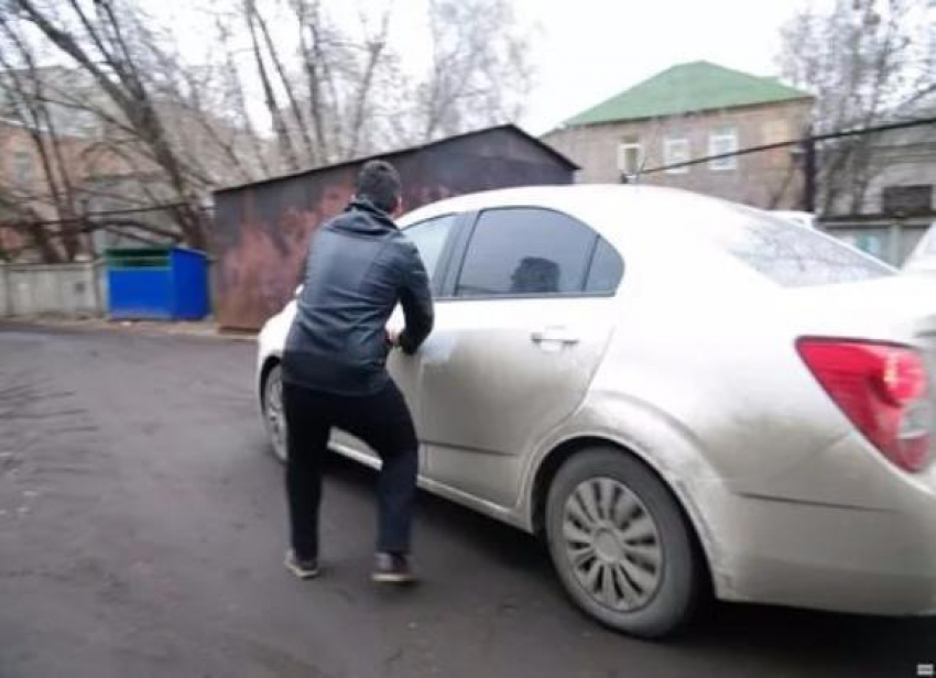 30-летний житель Камышина сбежал из исправительного учреждения, ударил пенсионера и угнал его автомобиль