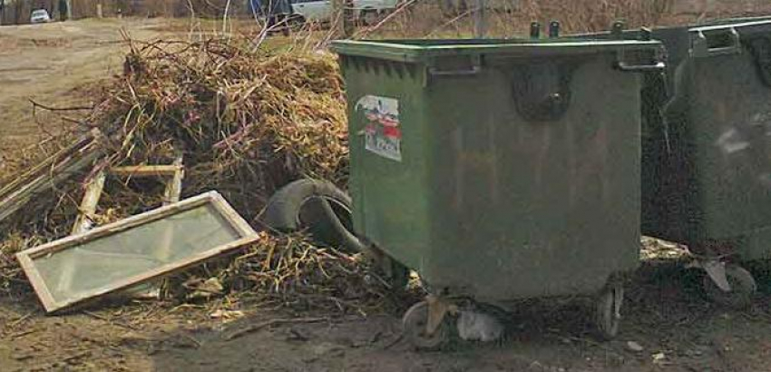В Камышине кто-то сжег сразу три пластиковых контейнера для мусора
