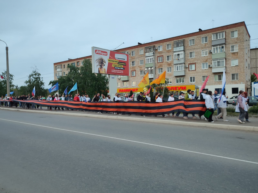 В Камышине по городу проплывает 30-метровая Георгиевская лента в молодежном шествии, начинается митинг