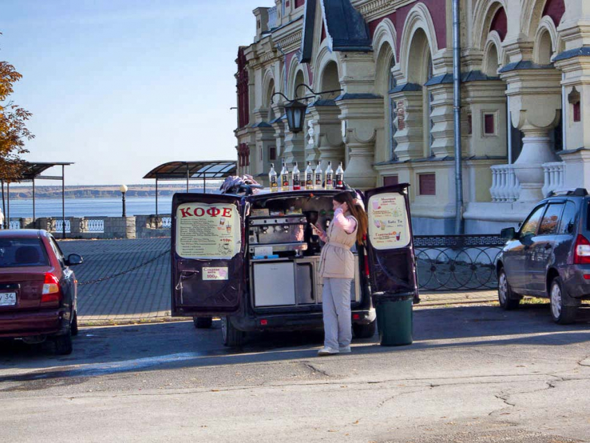 Гуляющим по набережной камышанам власти города обещали кафе, но пока дело дошло только до автокафе