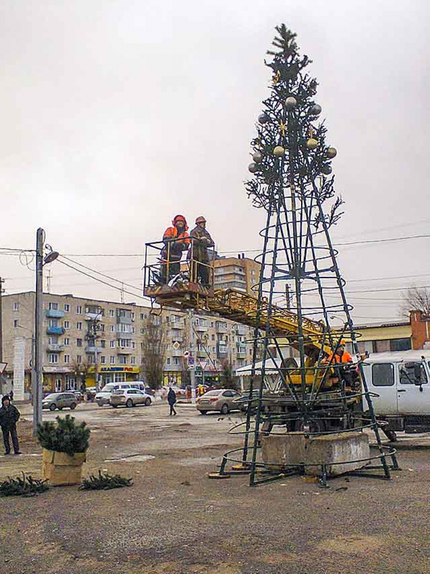 Губернатор Андрей Бочаров пока четко не высказывался о праздновании Нового года в Волгоградской области, но призвал готовить подарки на передовую 