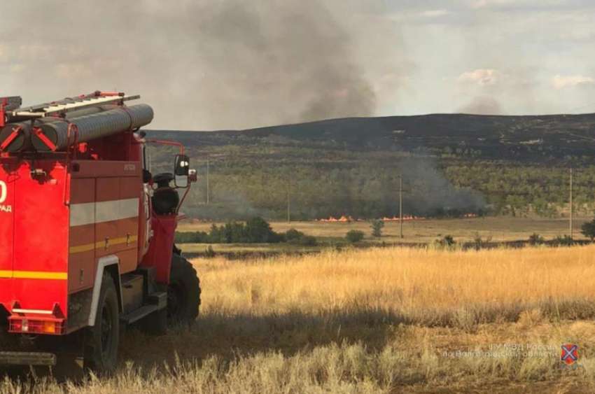 В Горнобалыклейском сельском поселении, через которое камышане ездят в Волгоград, полыхнул крупный степной пожар (ВИДЕО)