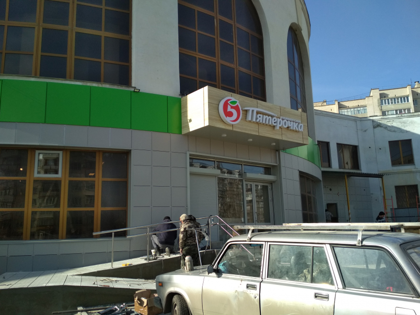 В Камышине в здание Сбербанка на Партизанской «встраивается» «Пятерочка"