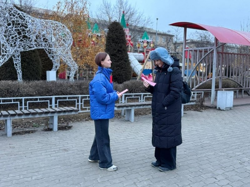 В Камышине волонтеры напротив серебряного оленя рассказывали, как хорошо жить, и как плохо болеть СПИДом