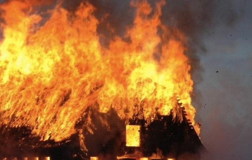 В селе Умет Камышинского района сгорел и обрушился дом