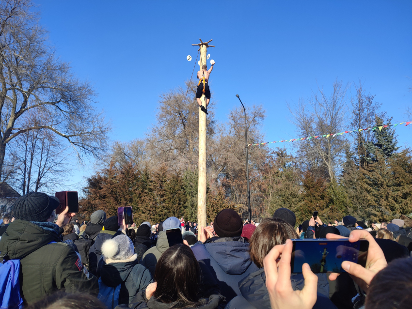 В Камышине столб на Масленицу сегодня, 22 февраля, первым покорил курсант из Донецкого военного училища, ему вручили приз - телевизор