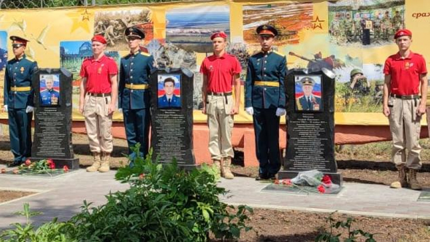 В Камышине залпы оружейного салюта прозвучали в день открытия памятных плит в честь трех Героев России, чьи имена навсегда связаны с нашим городом