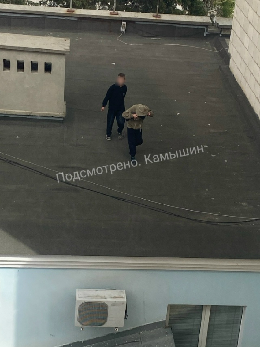 В Камышине в соцсетях опубликовали жутковатые ракурсы детей на крыше загса на улице Ленина