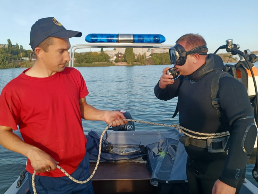 В Камышине водолазы ищут ушедшую под воду женщину 