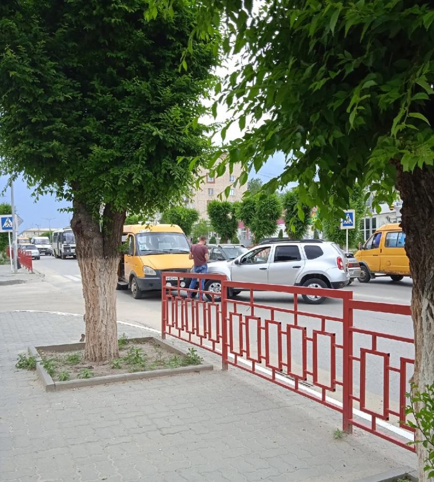 Камышане обсуждают в соцсетях аварию с участием маршрутки в городе