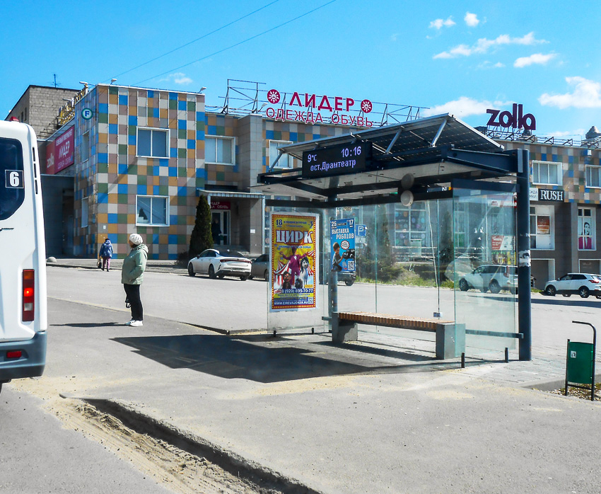 Какой-то «бродячий» цирк наляпал свою рекламу на «умную» остановку в Камышине - прощать «гастролерам» такое очень неумно! - камышанка