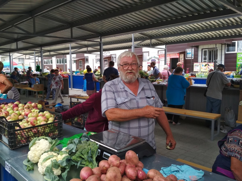 Продавцам овощей на центральном рынке Камышина не нравится, что на новых торговых местах надо все время «напрягать руки"