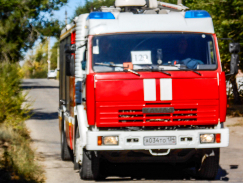 В Камышинском районе вспыхнул кирпичный дом