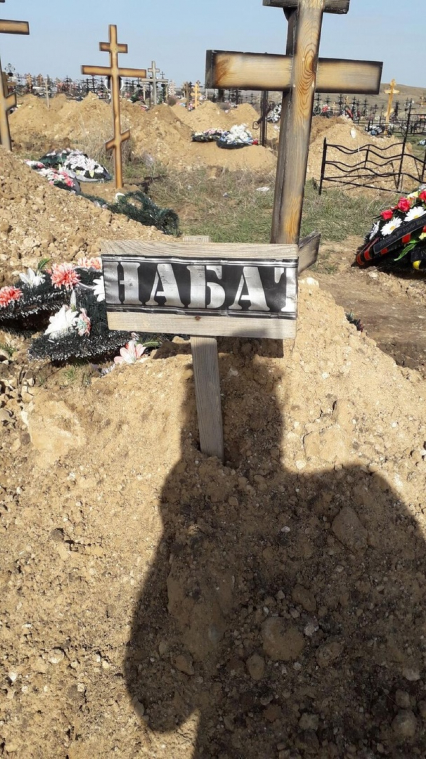В Камышине «кандидатов в покойники просят поторопиться": горожане  показали разрытый про запас квартал муниципального кладбища, где нельзя пройти к захоронениям