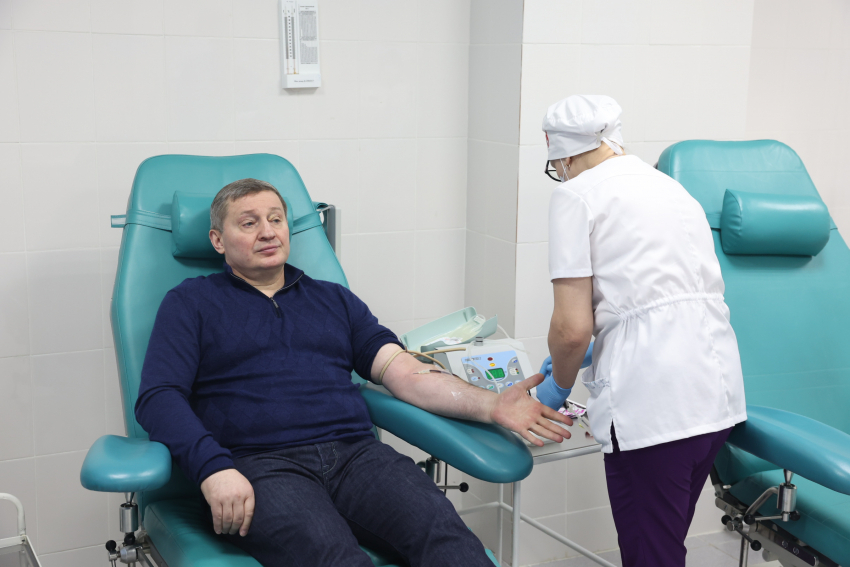Губернатор Андрей Бочаров сдал кровь для пострадавших в теракте в «Крокусе", последуют ли его примеру камышинские главы - неизвестно