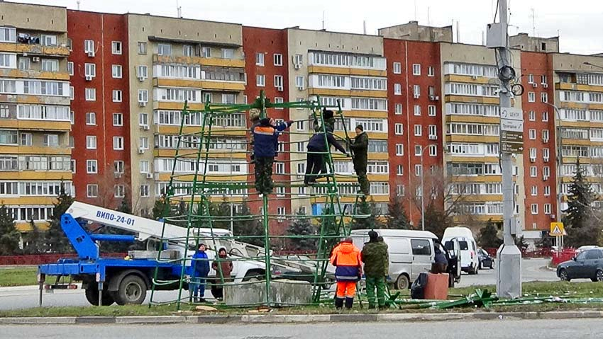 На привокзальной площади в Камышине появилась конструкция для новогодней зеленой красавицы