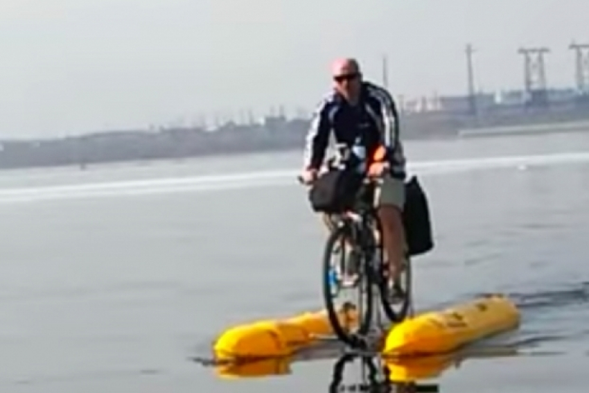 Житель Волгоградской области сконструировал водный велосипед и прокатился на нем по Волге