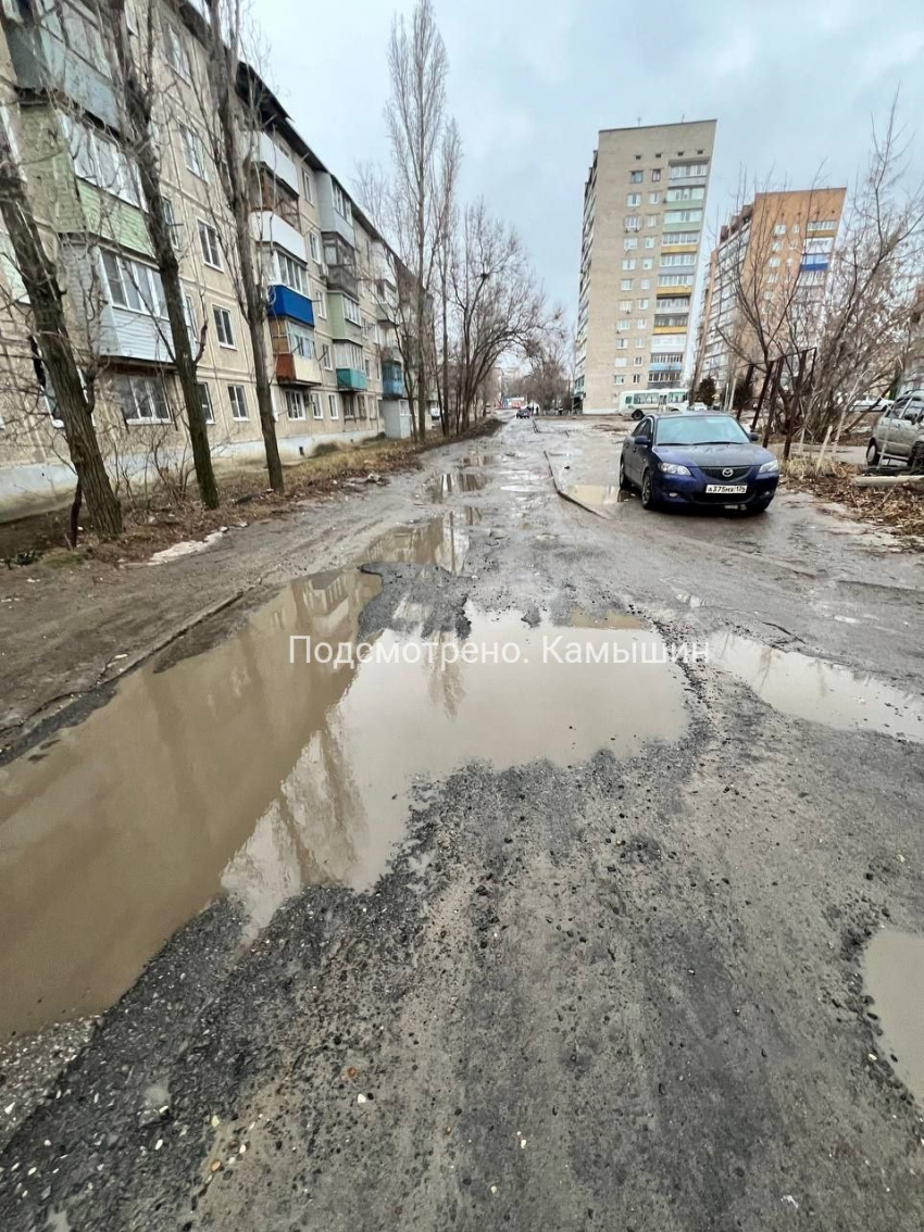 Обещали одновременно со строительством нового дома в 4-м микрорайоне Камышина разобраться с «размочаленной» дорогой, но оказалось - обещания пустые, - камышанка