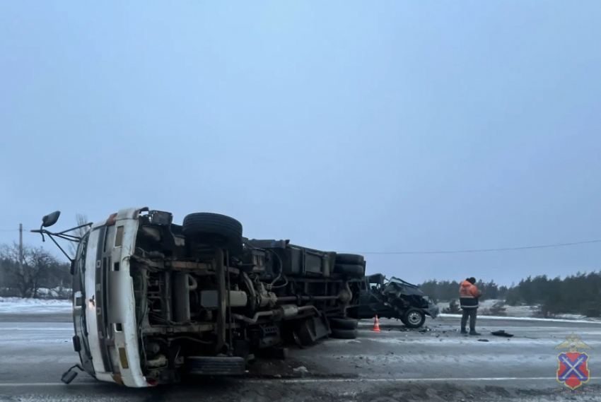 "Скорая» увезла пассажирку после аварии на трассе в Камышинском районе