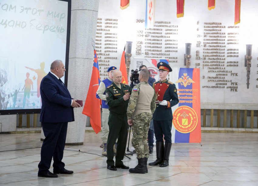 В Волгограде наградили медалями и подарками от губернатора семерых героев СВО