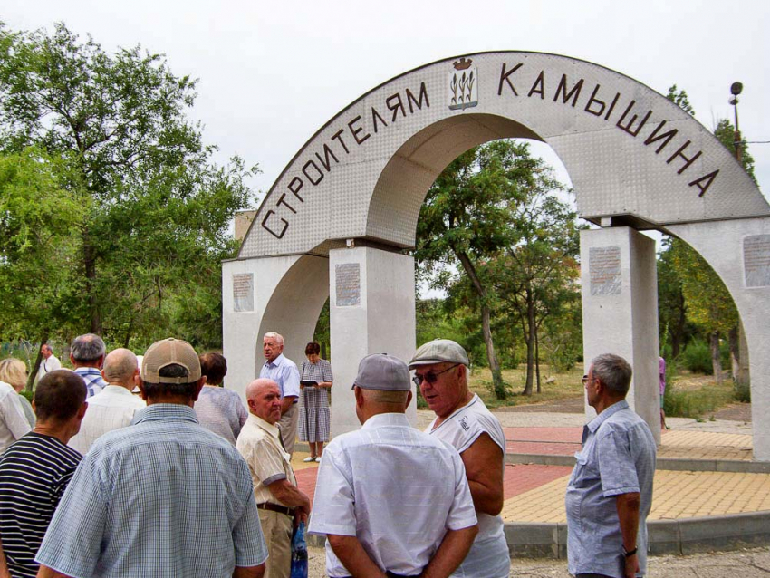 В день профессионального праздника в Камышине у памятной арки собрались ветераны-строители, коллега-глава к ним почему-то не пришел