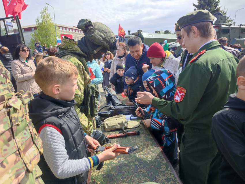 На площади Павших борцов в Камышине открывается выставка военных машин и вооружений