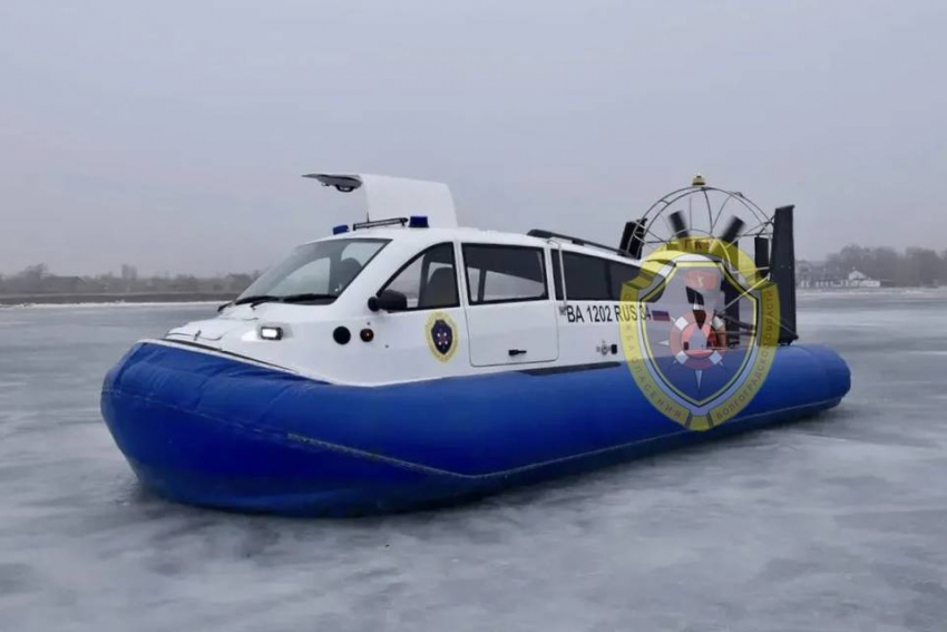 На Камышинке у здания городской администрации мужчина ушел под лед