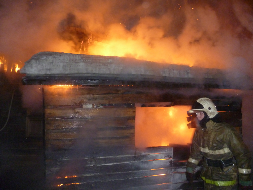 В селах Камышинского района сгорели хозпостройка и баня