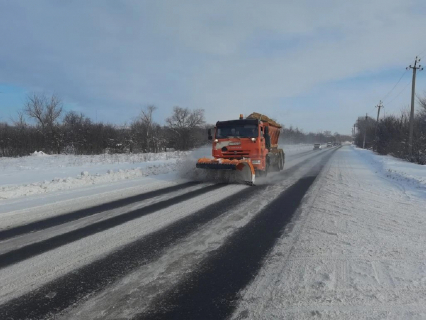 Как чистят от снега дороги в Камышинском районе