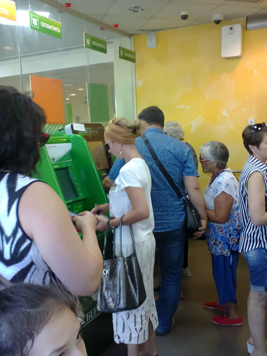 В Волгоградской области девицу попросили помочь новичку с мобильным приложением, она не «растерялась» и списала со счета «ученика» 400 тысяч