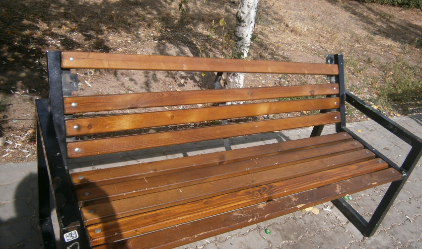 В Камышине на скамейках в бухте отваливаются спинки – кто должен их прикручивать?