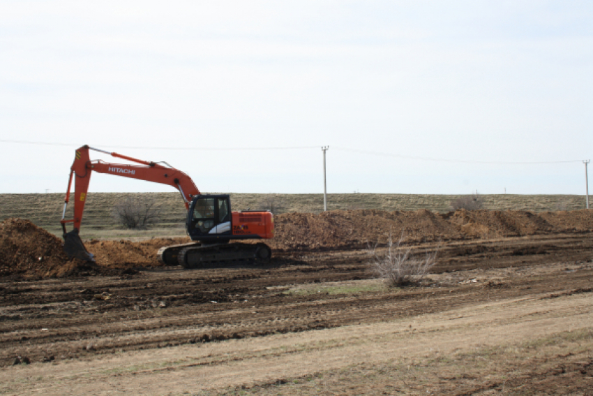 В Камышинском районе строители проложили более километра водопровода, который «приведет» чистую воду в город Петров Вал