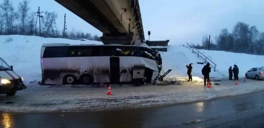 Под Рязанью врезался в опору железнодорожного моста автобус с жителями Волгоградской области (ВИДЕО)