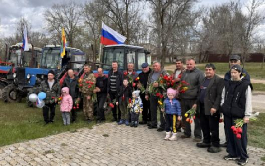 В Камышинском районе устроили пробег тракторов по случаю Первомая: жители встречали трактористов цветами (ВИДЕО)