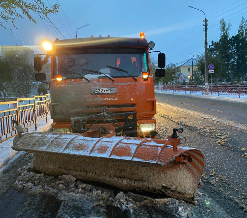 Администрация Камышина доложила горожанам, что на расчистку дорог от снега уже выдвинулась техника