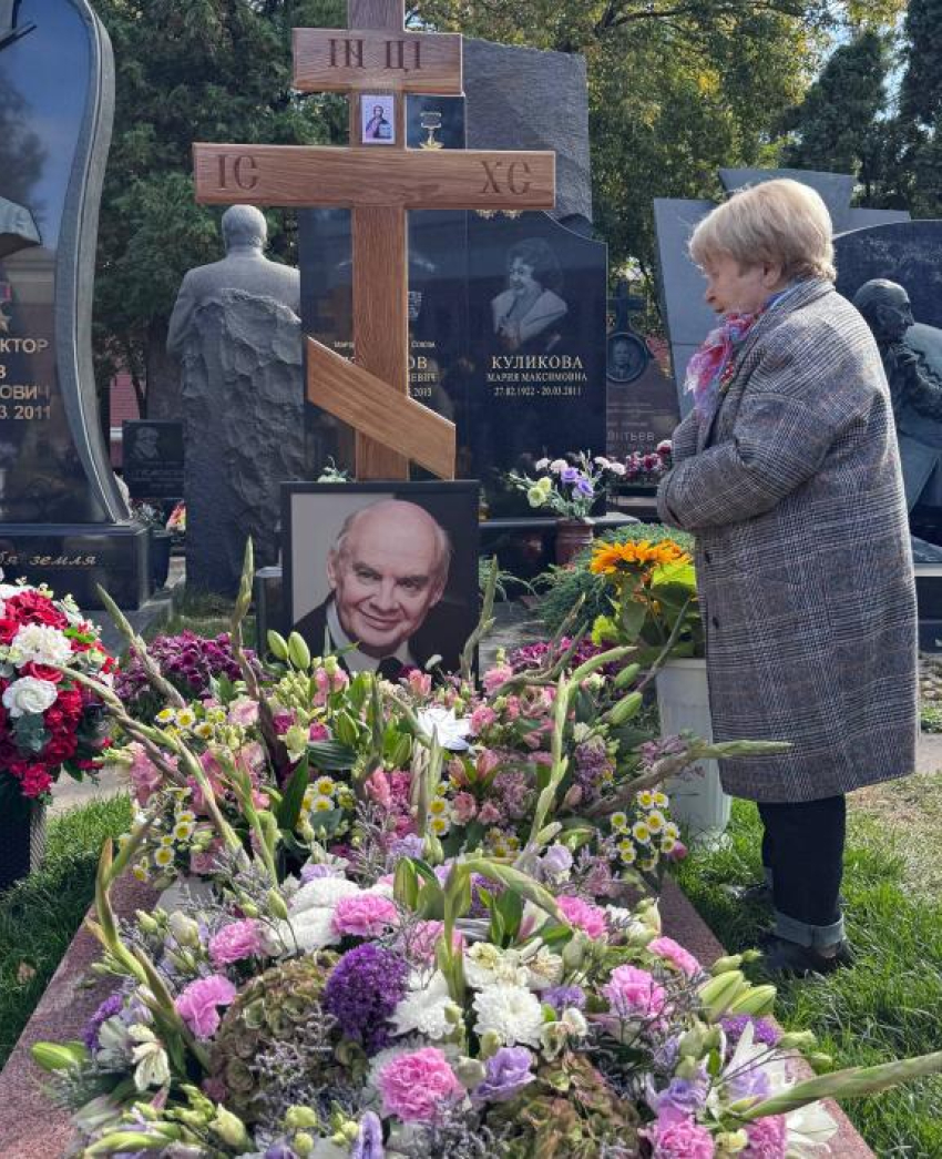 Легендарная Александра Пахмутова сказала важные слова на усыпанной цветами могиле Добронравова  