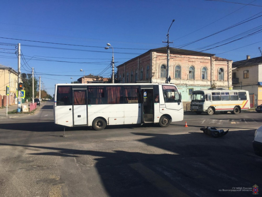 В Камышине 14-летний парень-скутерист без прав на улице Пролетарской врезался в автобус местной автоколонны и попал к хирургам