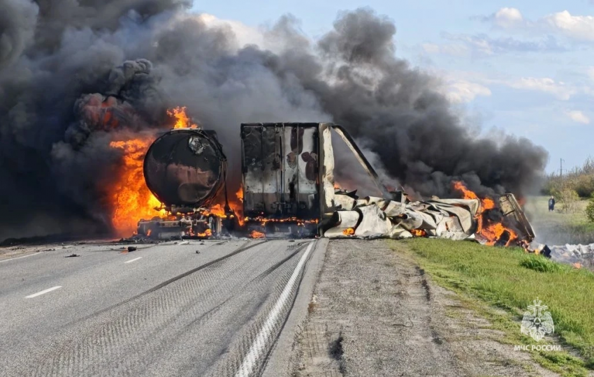 Появились кадры страшной аварии на федеральной трассе недалеко от границы Камышинского района