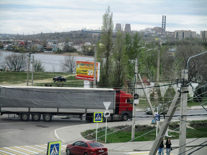 По Бородинскому мосту в Камышине огромные тяжелые фуры среди бела дня ездят уже не поодиночке, а караванами