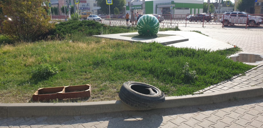 В Камышине площадку у памятника Арбузу «украсили» крупногабаритным мусором
