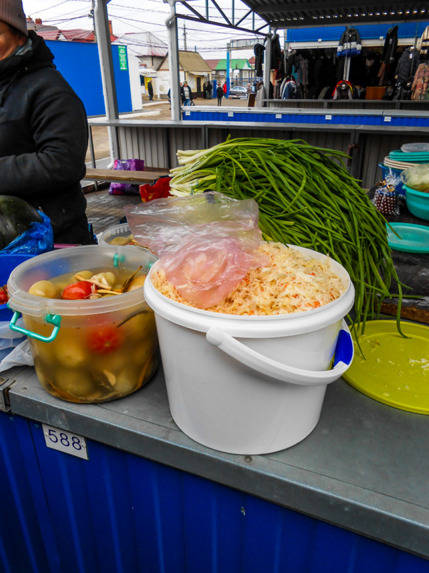 Зеленый лук в Камышине перед Новым годом продается минимум по 500 рублей за килограмм