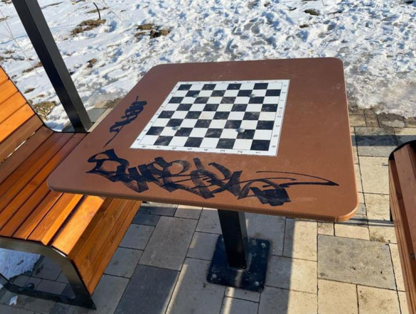 В Камышине в обновленном парке Текстильщиков уличные шахматные столы измалевали неизвестные «отдыхающие"