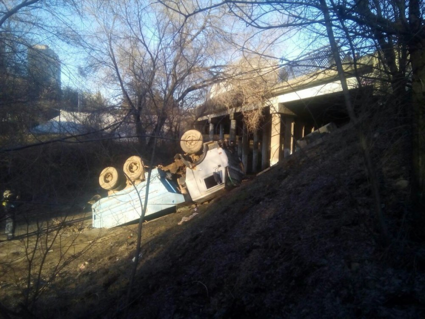 Пасхальное чудо в Волгограде: водитель рухнувшего с моста грузовика как ни в чем не бывало вышел из кабины