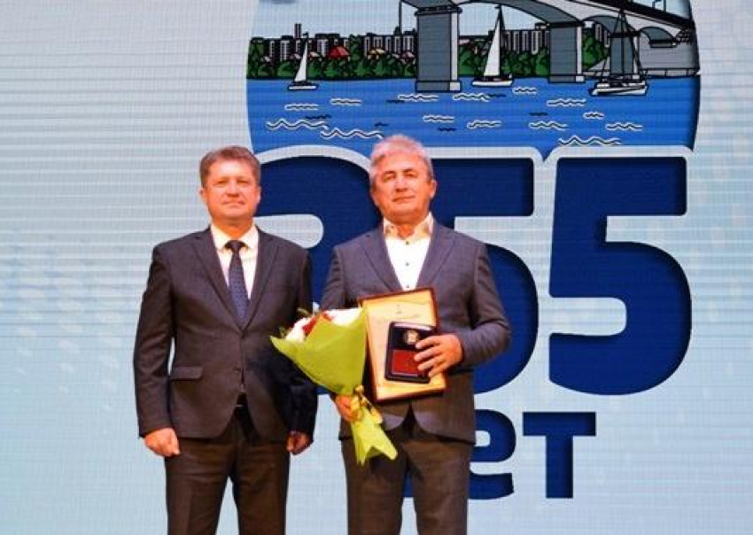 Знаком «За заслуги перед городом Камышином» глава наградил директора управления водопроводно-канализационного хозяйства и тренера