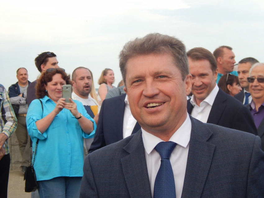 Станислав Зинченко поздравил трех камышинских учительниц, которым перечислят деньги от губернатора