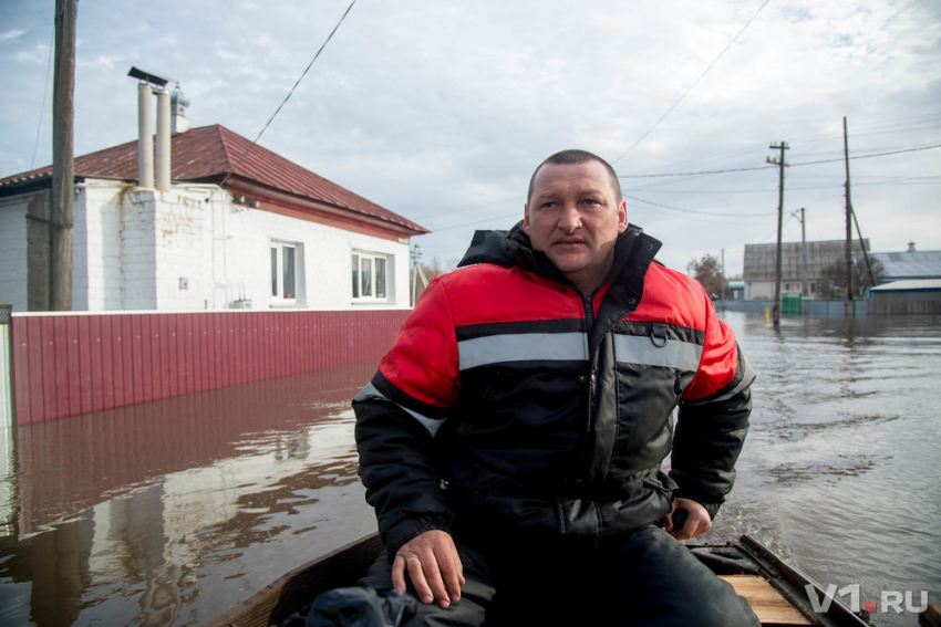 В Волгоградской области из-за паводка тонет Кумылженский район: люди плавают по селу на лодках