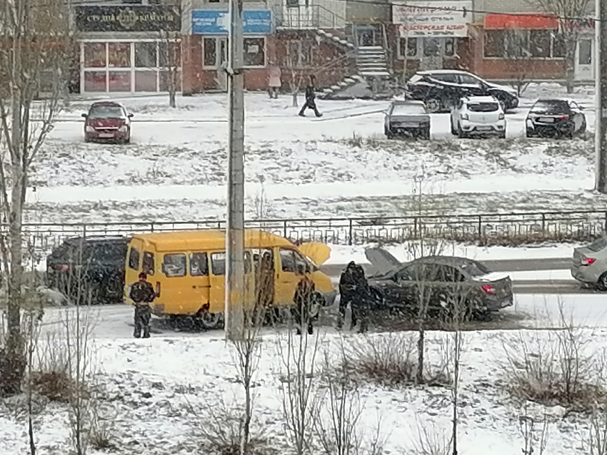 В снежное утро 24 ноября в аварию на улице Базарова в Камышине попала «Газель"