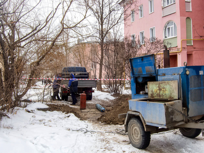 В Камышине коммунальщики занялись ремонтными «раскопками» по снегу