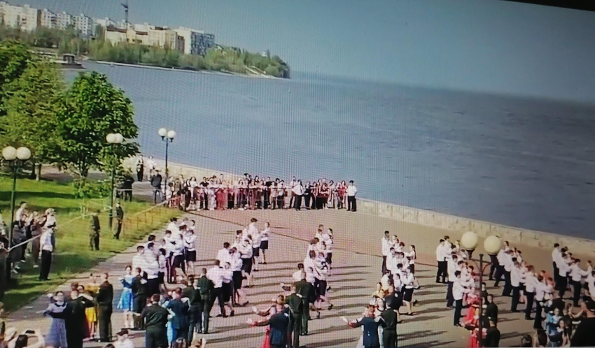 В Камышине в программе празднования 9 Мая молодые пары станцевали вальс на набережной (ВИДЕО)